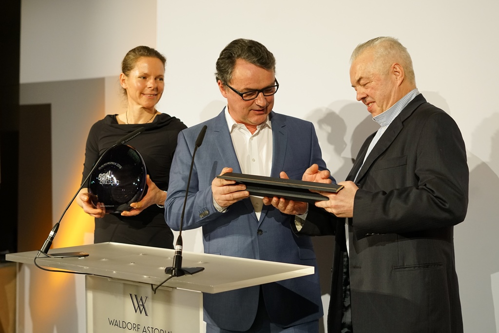 eat berlin 2018 Publikumspreis_Peter und Sonja Frühsammer mit Herbert Beltle_Laudatio_Foto Pia Negri_1_s